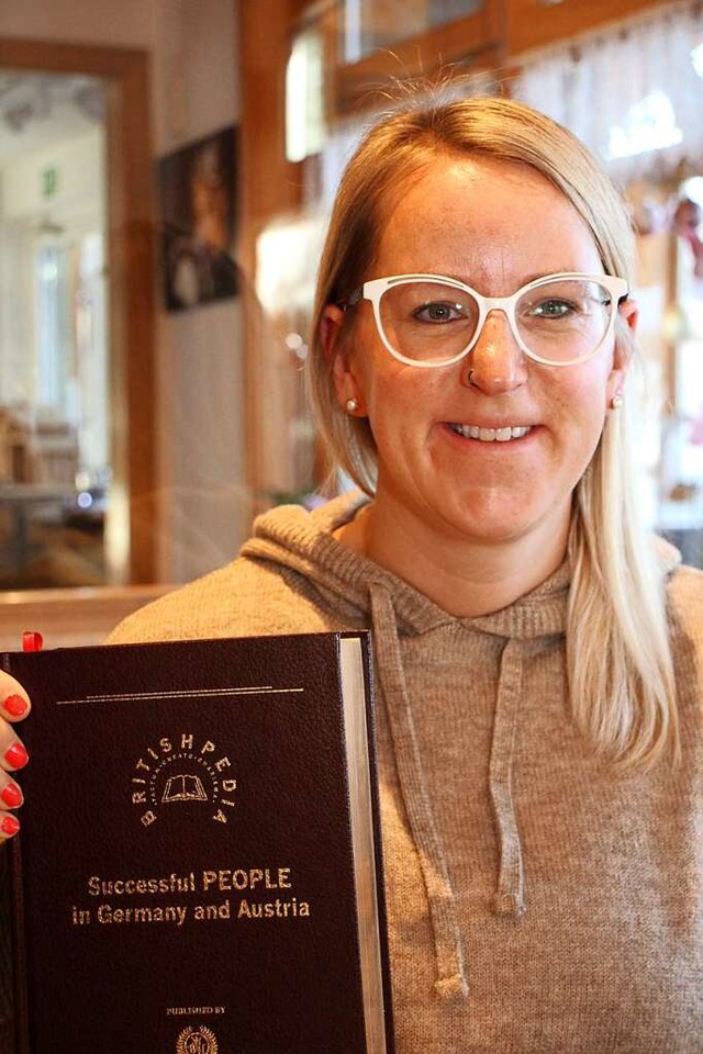 Ramona Bizenberger und das Buch der Erfolgreichen  | Foto: Gert Brichta