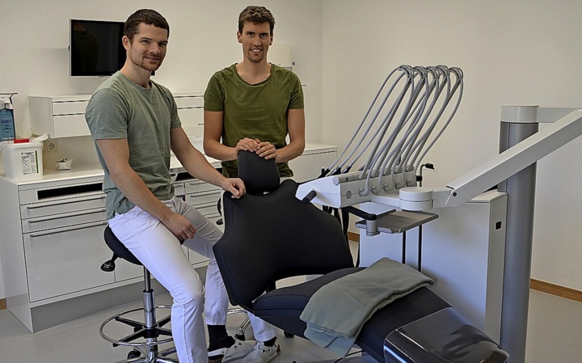 Dominik Maier und Markus Bever in eine...modernen Behandlungsräume (von links)   | Foto: Nikolaus Bayer
