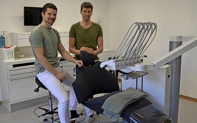 Dominik Maier und Markus Bever in eine...modernen Behandlungsrume (von links)   | Foto: Nikolaus Bayer