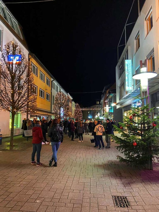 Rund 100 Menschen zogen am Montagabend durch  Bad Sckingen.  | Foto: Christoph Giese