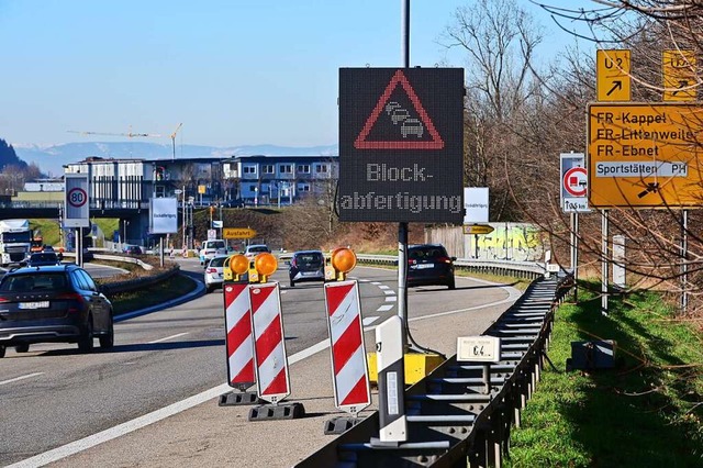 Anfang Dezember ist der Verkehr so sta...sste, um Stau im Tunnel zu vermeiden.   | Foto: Thomas Kunz