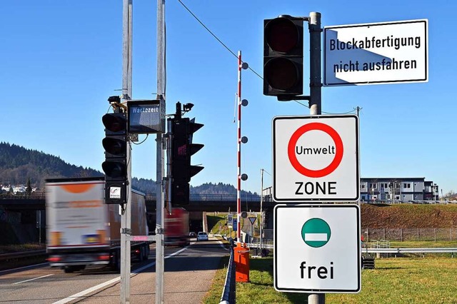 Seit Ende der Sommerferien gibt es Blockabfertigung vor dem Kappler Tunnel.  | Foto: Thomas Kunz