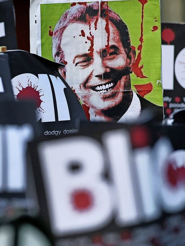 Tony Blair steht wegen seines Verhalte...ei einer Demonstration im Januar 2010.  | Foto: Felipe Trueba