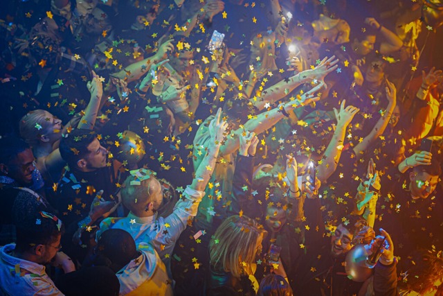 Menschen feiern in der Silvesternacht in einem Schweizer Nachtclub.  | Foto: Valentin Flauraud (dpa)