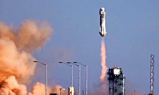 Die New-Shepard-Rakete von Blue Origin...ktober 2021 zu einem Kurzflug ins All.  | Foto: MARIO TAMA (AFP)