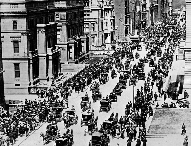 Der Verkehr in New York um 1900 mit vielen Kutschen...  | Foto: via www.imago-images.de