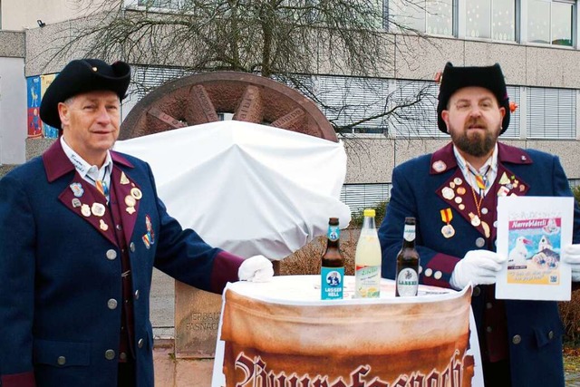 Zeremonienmeister Ralf Renckly (links)...ster Dirk Bender vor dem Narrenbrunnen  | Foto: Paul Schleer