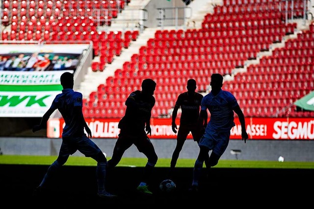 Auf Zuschauer im Stadion muss der Fuball auf unbestimmte Zeit verzichten.  | Foto: Tom Weller (dpa)