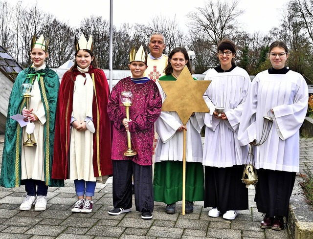 Nach dem Gottesdienst mit Pfarrer Herb...n zahlreichen Gemeinden im Landkreis.   | Foto: Dieter Erggelet