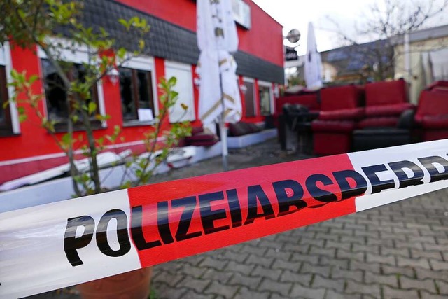 Die Kriminalpolizei ermittelt in Breisach und hat den Tatort abgesperrt.  | Foto: Sattelberger