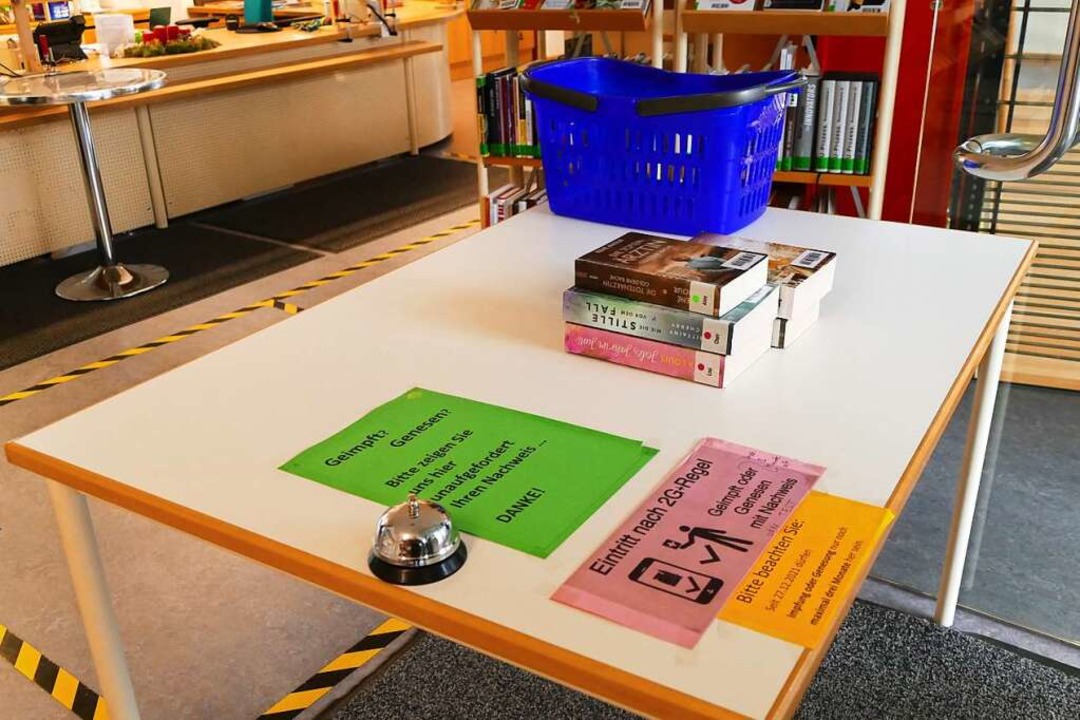 Bücher abgeben oder abholen geht  aber problemlos  an diesem Tisch.  | Foto: Victoria Langelott