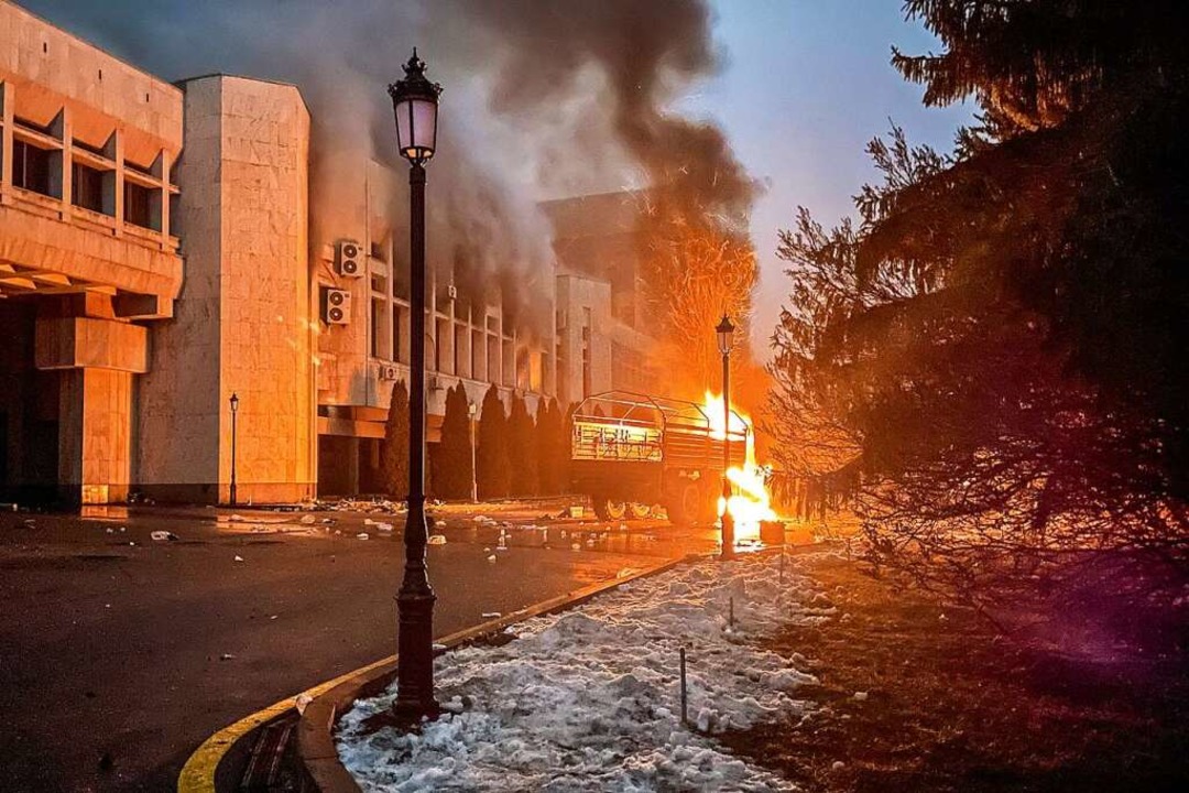 Das Rathaus von Almaty ist fast völlig ausgebrannt.  | Foto: Valery Sharifulin (dpa)