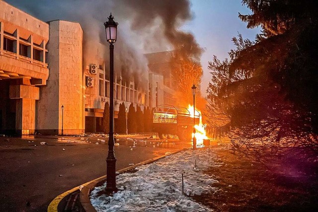 Das Rathaus von Almaty ist fast vllig ausgebrannt.  | Foto: Valery Sharifulin (dpa)