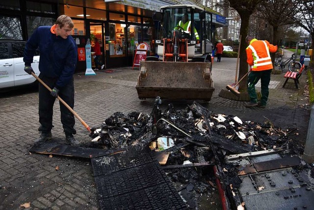 Am Dienstag wurden die berreste der Zelle weggeschafft.  | Foto: Andrea Steinhart