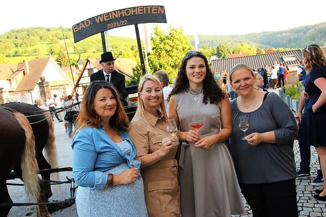 Kniglich: Die Ebringerin Katrin Lang ...ma-Widmann und Anne Sophie Fehrenbach.  | Foto: Mario Schneberg