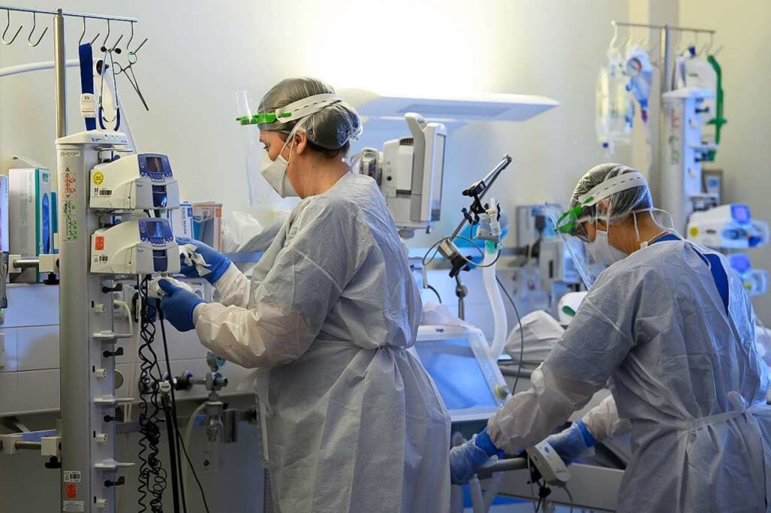 Immer mehr Omikron-Patienten werden in...kung des Verdachts auf Ansteckung aus.  | Foto: Robert Michael (dpa)