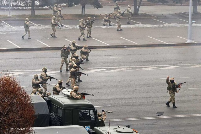 In den Straen Almatys sind bewaffnete Streitkrfte unterwegs.  | Foto: Valery Sharifulin (dpa)