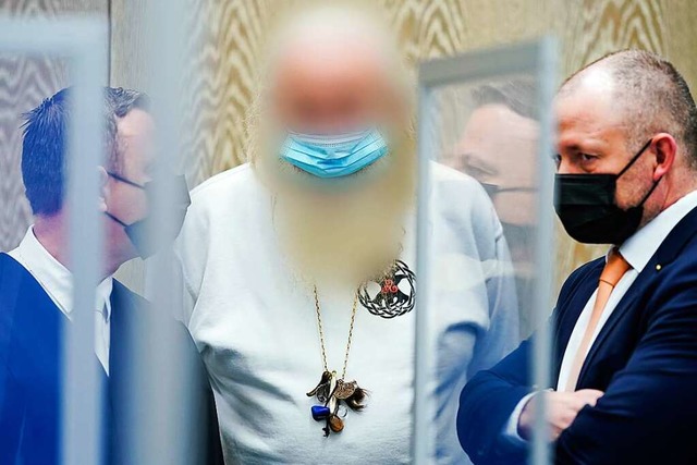 Karl B., einer der Angeklagten, sprich... des Landgerichts mit seinen Anwlten.  | Foto: Jan Peter (dpa)