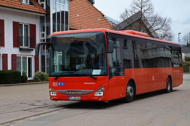 Ein roter SBG-Bus in Waldkirch-Buchholz  | Foto: Christian Ringwald
