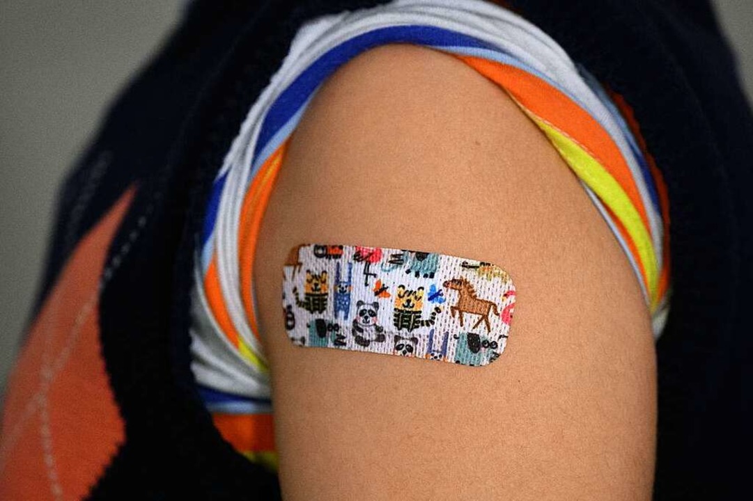 Kinder im Alter von fünf bis elf Jahre...m und Titisee-Neustadt geimpft werden.  | Foto: Robert Michael (dpa)