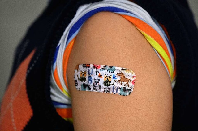 Kinder im Alter von fnf bis elf Jahre...m und Titisee-Neustadt geimpft werden.  | Foto: Robert Michael (dpa)