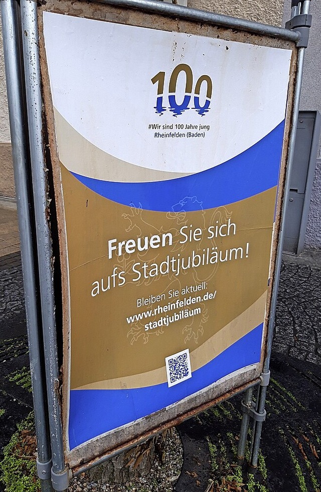 Die Plakate zum Jubilum kommen wenig frisch daher.   | Foto: Verena Pichler