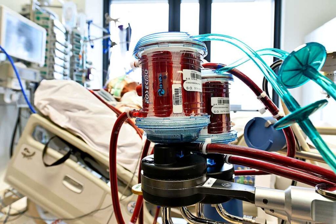 Ein Patient hängt in der Uniklinik an der &#8222;künstlichen Lunge&#8220;.  | Foto: Thomas Kunz