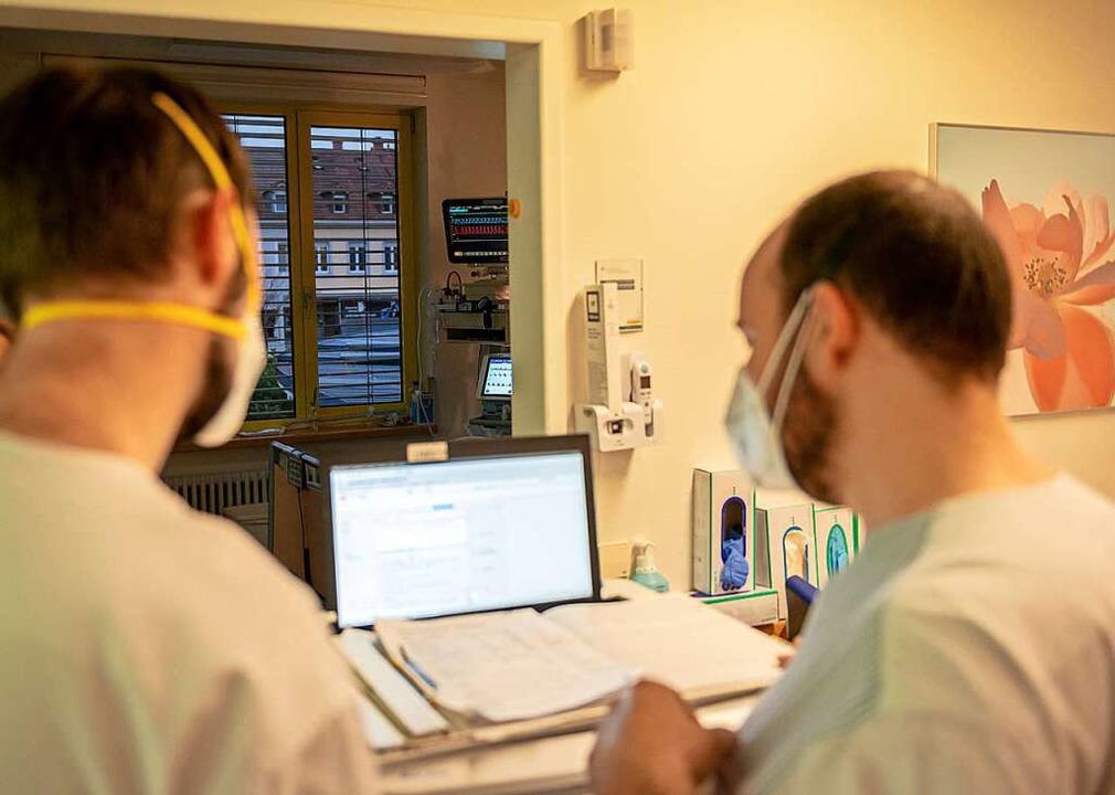 Bei der Visite auf der Lörracher  Inte...berprüfen die Ärzte ihre Behandlungen.  | Foto: Jonas Hirt