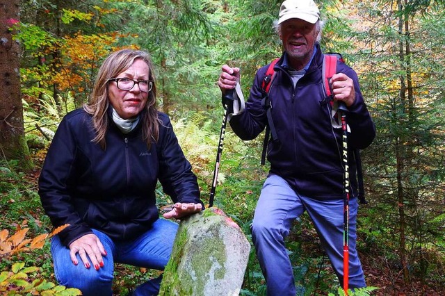 Helga und Hartwig Gnther auf Exkursion zu den alten Steinen.   | Foto: Armin Spitz