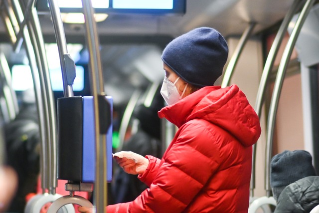 Im ffentlichen Nahverkehr werden FFP2...nun &#8222;dringend empfohlen&#8220;.   | Foto: Tobias Hase (dpa)