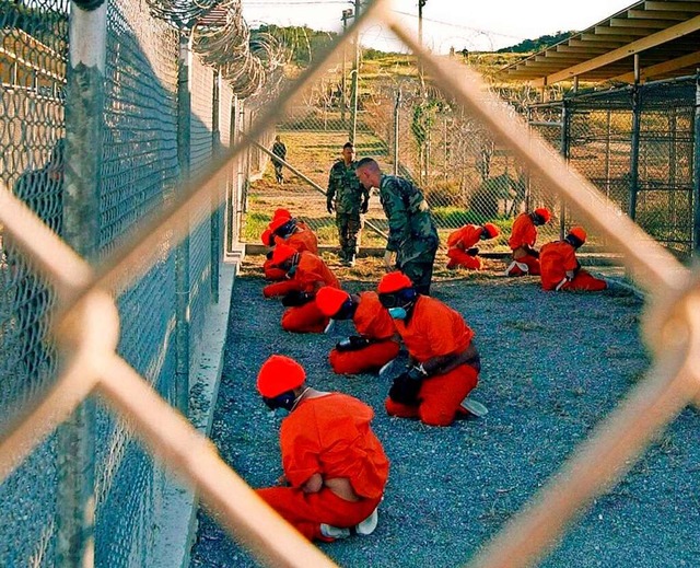 In orangefarbene Overalls gekleidete H...2002 im US-Gefangenenlager Guantnamo.  | Foto: epa Shane T. McCoy (dpa)