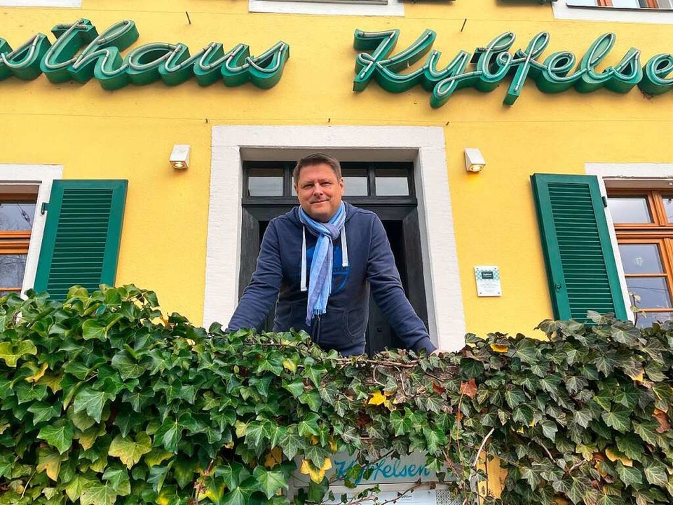 Norbert Bender vor dem Eingang des Gasthauses Kybfelsen in Freiburg  | Foto: Gerhard Spiecker