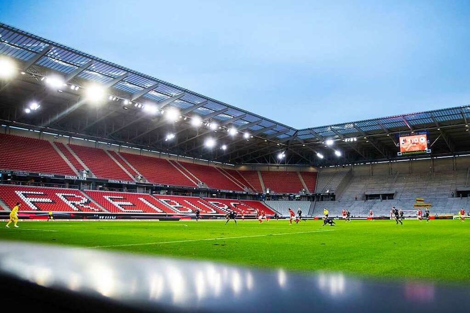 Im erneut fast leeren Europa-Park-Stadion &amp;#8211; 500 geloste Zuschauerinnen und Zuschauer waren zugelassen &amp;#8211; startete der SC Freiburg in die Rückrunde. (Foto: Tom Weller (dpa))