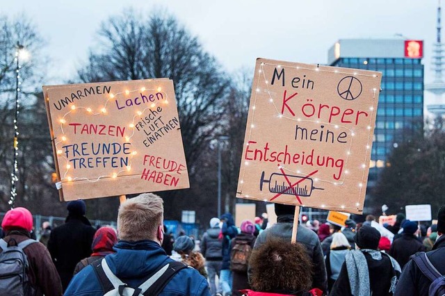 Teilnehmer einer Demonstration gegen C...Krper, meine Entscheidung&quot; hoch.  | Foto: Daniel Bockwoldt (dpa)