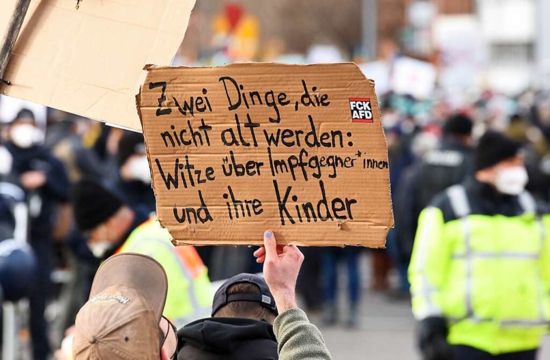 Am Samstag demonstrierten die Gegner d...n der Altstadt, sondern um sie herum.   | Foto: Rita Eggstein