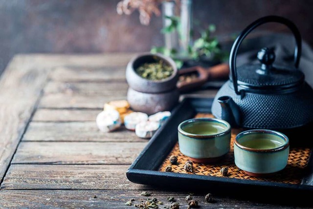 Nicht nur ein Getrnk, sondern meist a... kleine Zeremonie: eine Pause mit Tee.  | Foto: petrrgoskov (stock.adobe.com)