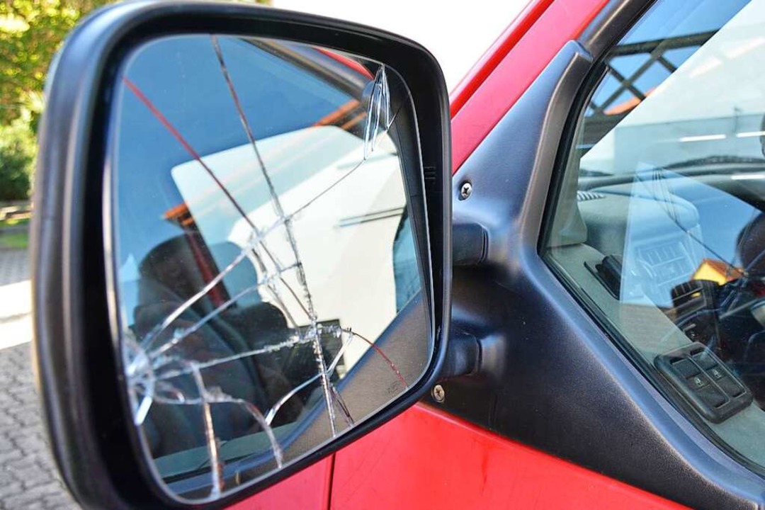 Beschädigt wurde der Außenspiegel eines Autos (Symbolbild).  | Foto: Hannes Lauber