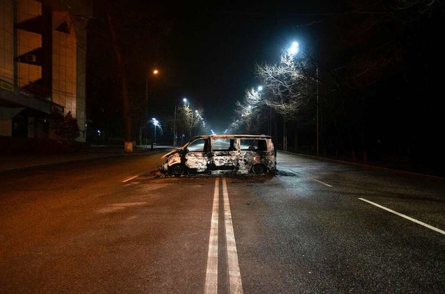 Almaty: Ein verbrannter Polizeibus steht am Abend auf einer leeren Strae.  | Foto: Vasily Krestyaninov (dpa)