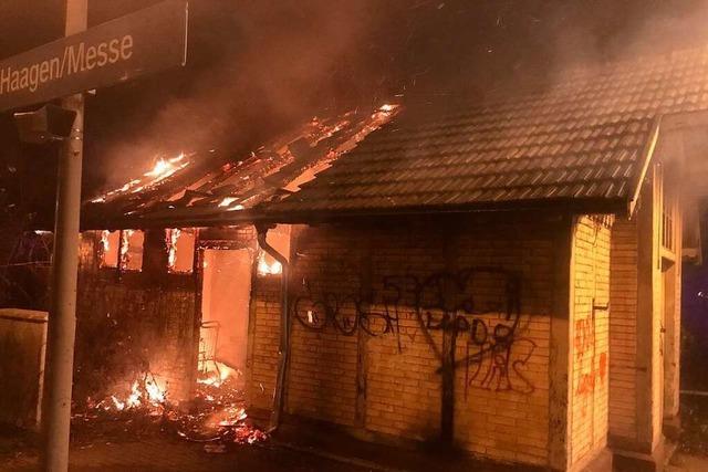 Dachstuhl an Nebengebäude des Haagener Bahnhofs brennt