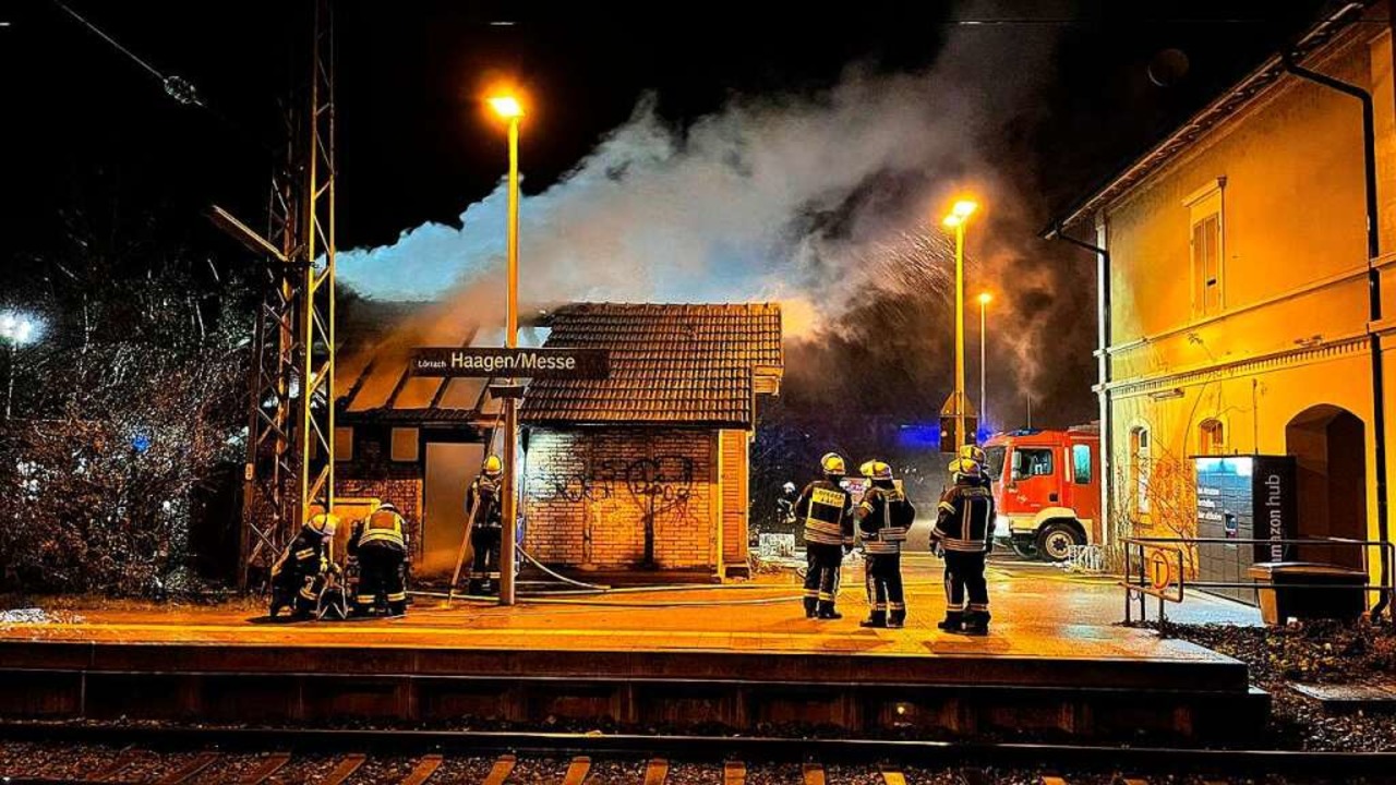 Das Nebengebäude des S-Bahnhofs Haagen/Messe brannte.  | Foto: Freiwillige Feuerwehr Lörrach
