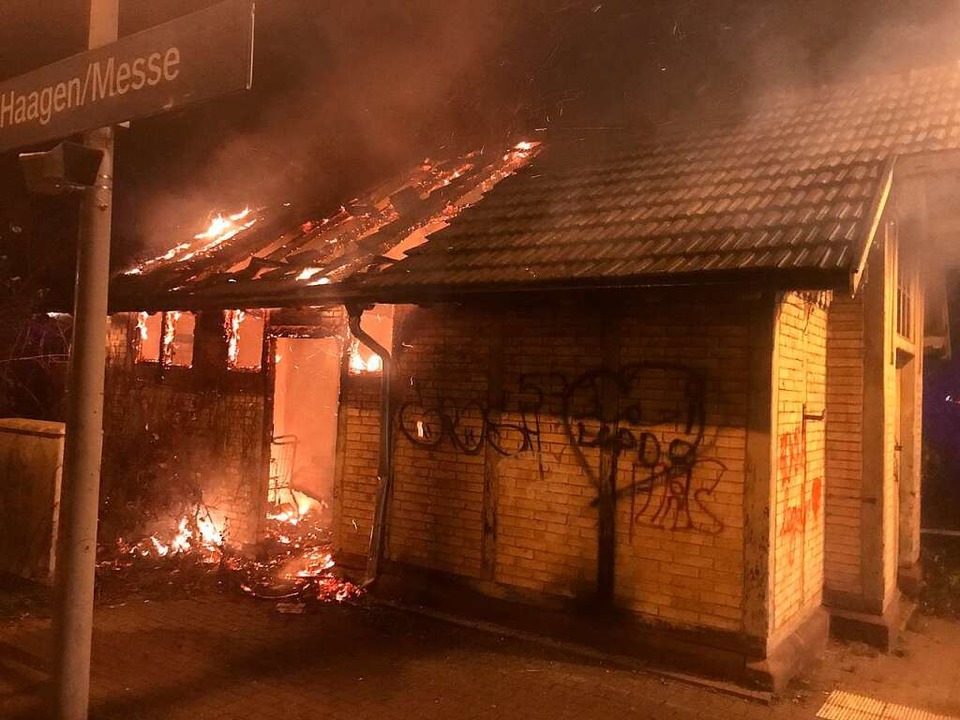 Das Nebengebäude des S-Bahnhofs Haagen/Messe brannte.  | Foto: Freiwillige Feuerwehr Lörrach