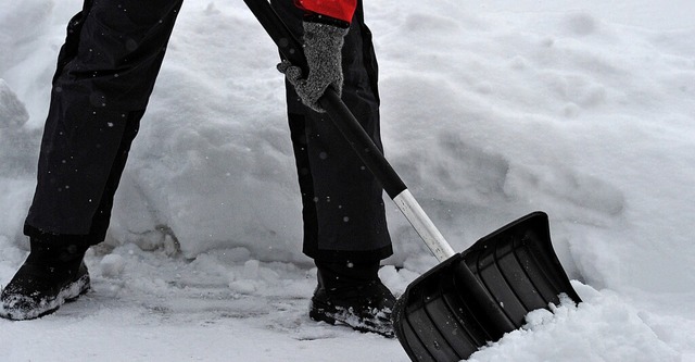 Schnee schaufeln gehrt in der Regel zu den Pflichten der Anlieger.  | Foto: Patrick Pleul