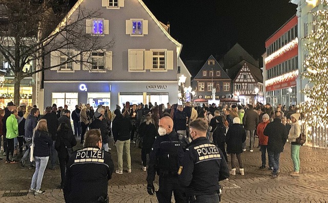 Dem sogenannten Spaziergang von Gegner...te ums Rathaus entgegengesetzt werden.  | Foto: Helmut Seller