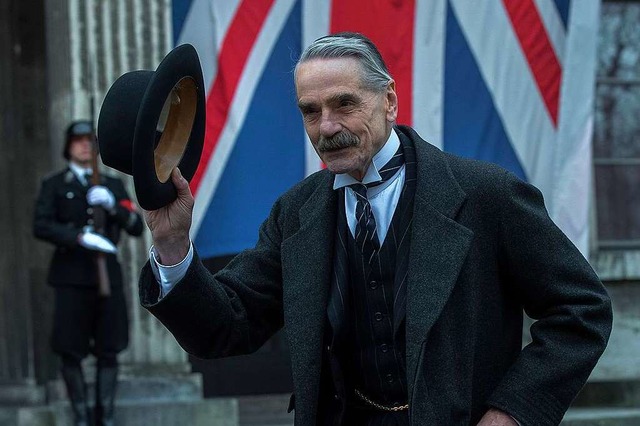 Jeremy Irons als Chamberlain  | Foto: Frederic Batier / NETFLIX