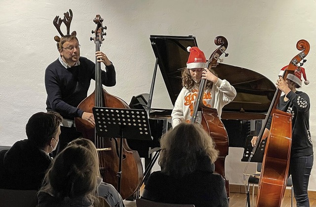 Weihnachtlich ging s bei den Konzerten der Jugendmusikschule zu.  | Foto: Nathalie Viehver