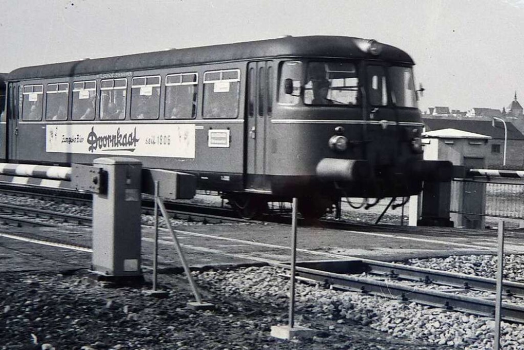 Ein Schienenbus am Gaswerk Breisach 1971 passiert den neuen Bahnübergang.  | Foto: Stadtarchiv Breisach