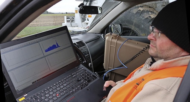 Ein Mitarbeiter der polnischen Firma v...die Aufzeichnungen der Seismographen.   | Foto: Christine Weirich