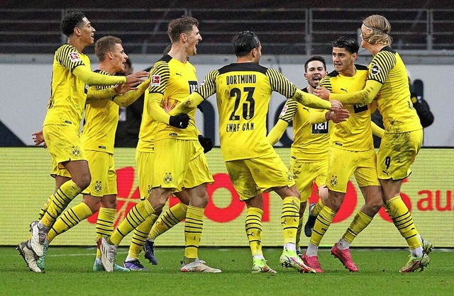 Die Spieler des BVB feiern den Treffer...e Mahmoud Dahoud (Zweiter von rechts).  | Foto: DANIEL ROLAND (AFP)