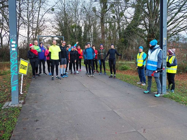 Gleich geht&#8217;s los: Die Teilnehme...nf-Kilometer-Strecke freigegeben wird.  | Foto: Herbert Frey