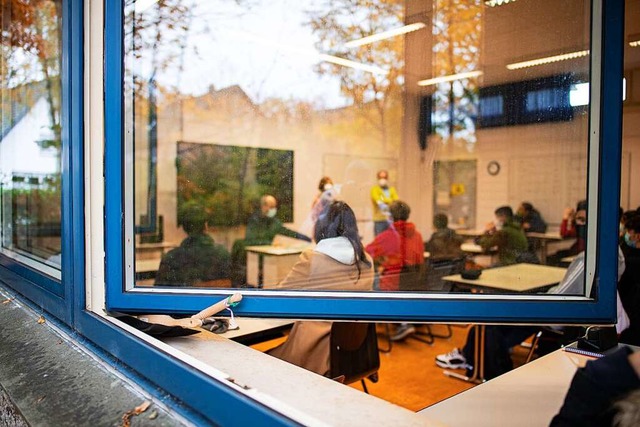 Fenster auf! Das ist trotz mobilen Lf...hulzentrum und in der Stadtverwaltung.  | Foto: Guido Kirchner (dpa)